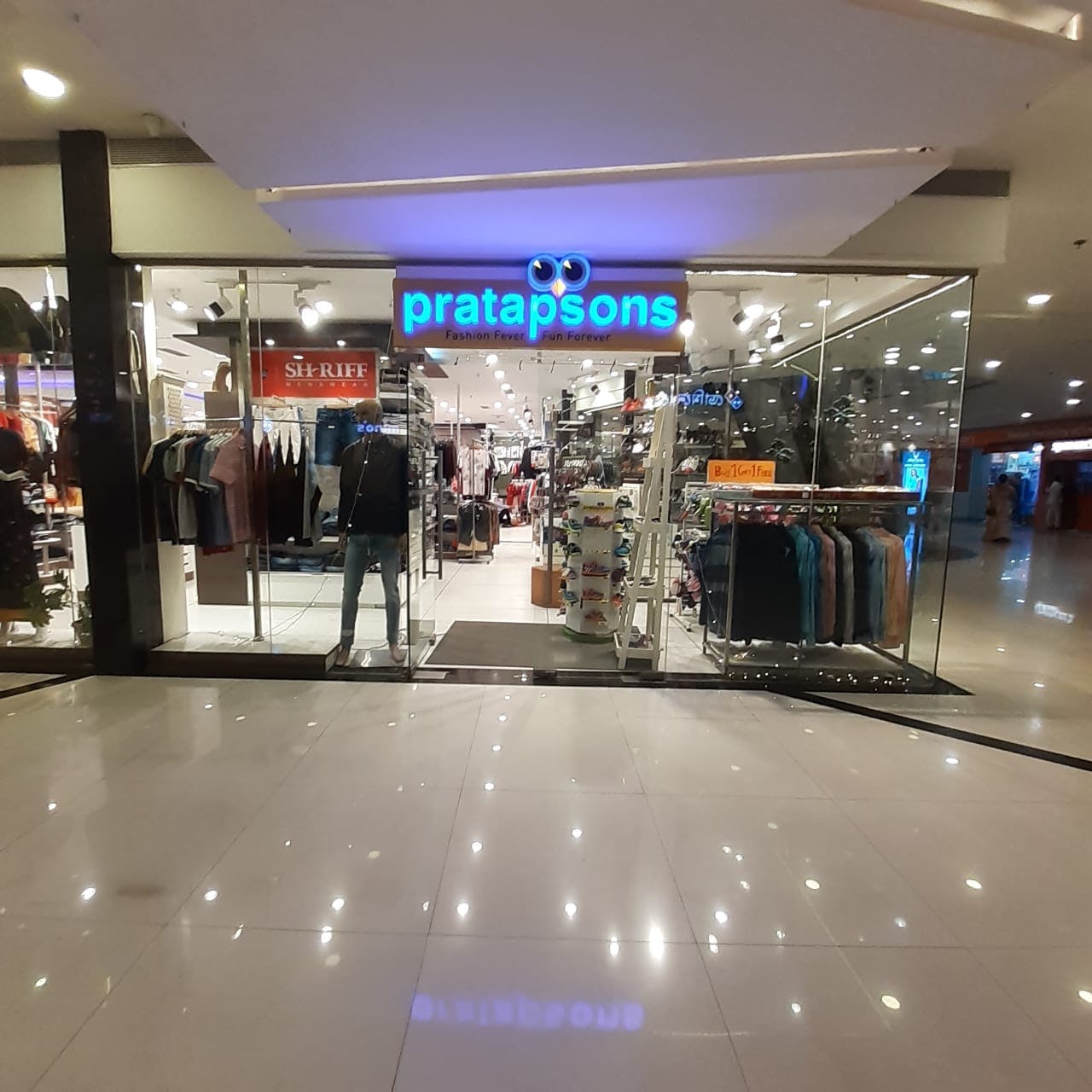 Shopping mall,Building,Outlet store,Retail,Shopping,Boutique,Interior design,Sportswear,Floor,Trade