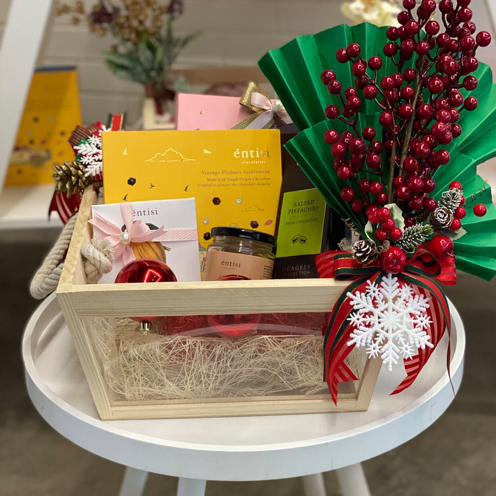 Present,Hamper,Gift basket,Christmas decoration,Christmas,Basket,Home accessories,Christmas eve,Plant,Christmas ornament