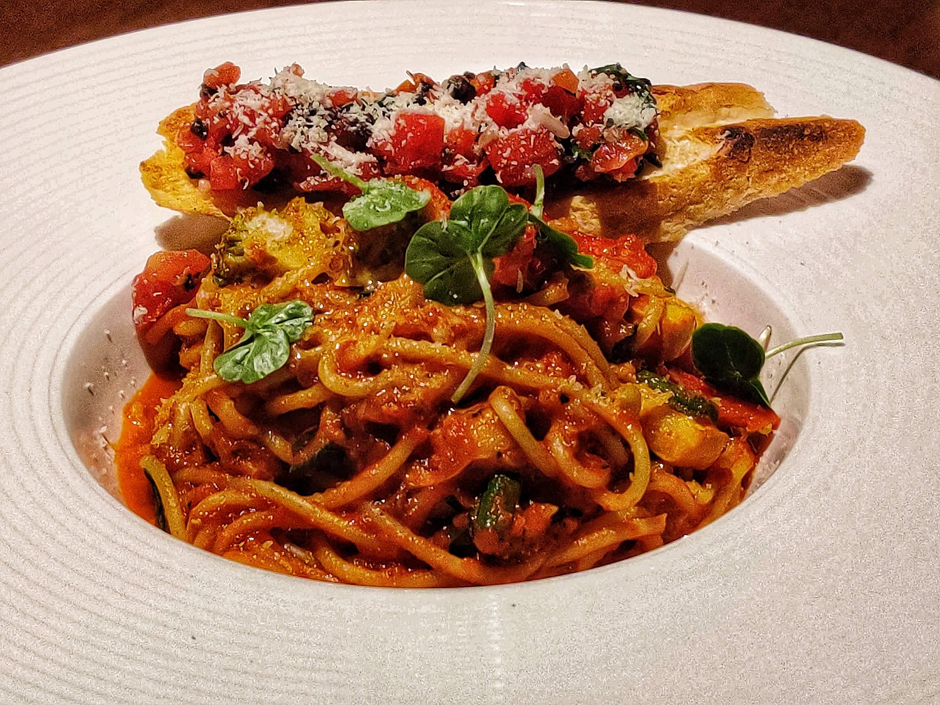 Cuisine,Food,Dish,Ingredient,Fra diavolo sauce,Italian food,Amatriciana sauce,Pasta pomodoro,Spaghetti,Spaghetti alla puttanesca