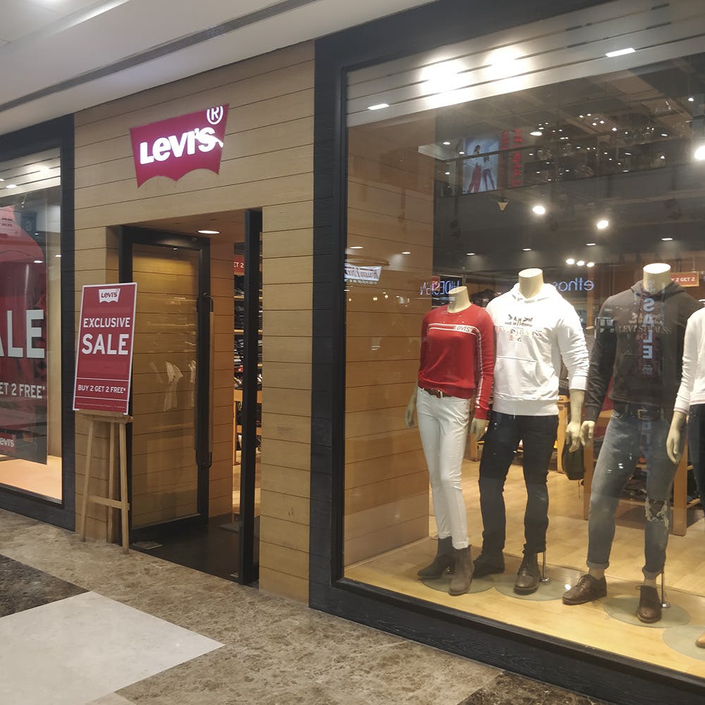 Display window,Building,Outlet store,Shopping mall,Door,Boutique,Retail