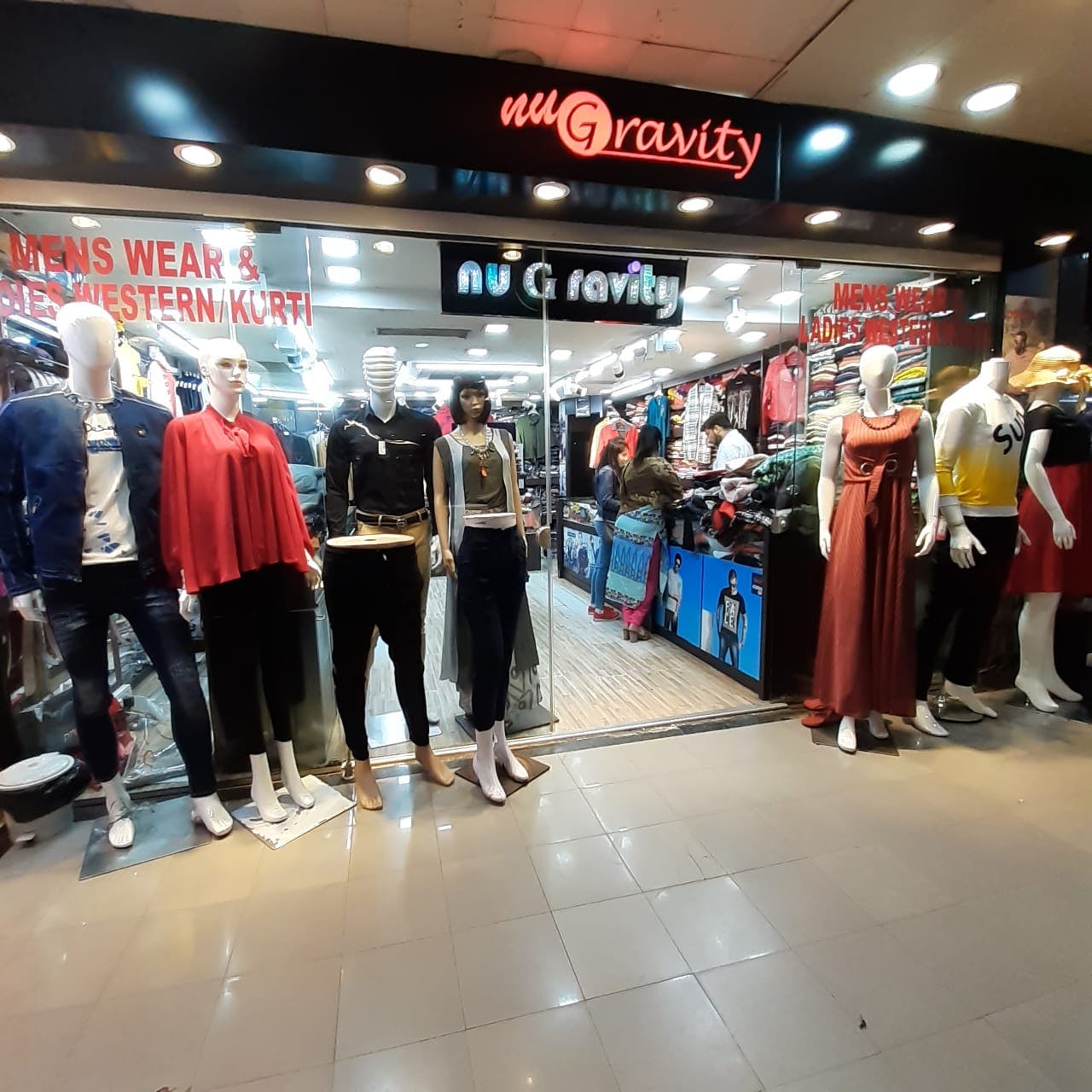Shopping mall,Outlet store,Shopping,Retail,Building,Boutique,Sportswear,Event,Jeans,City