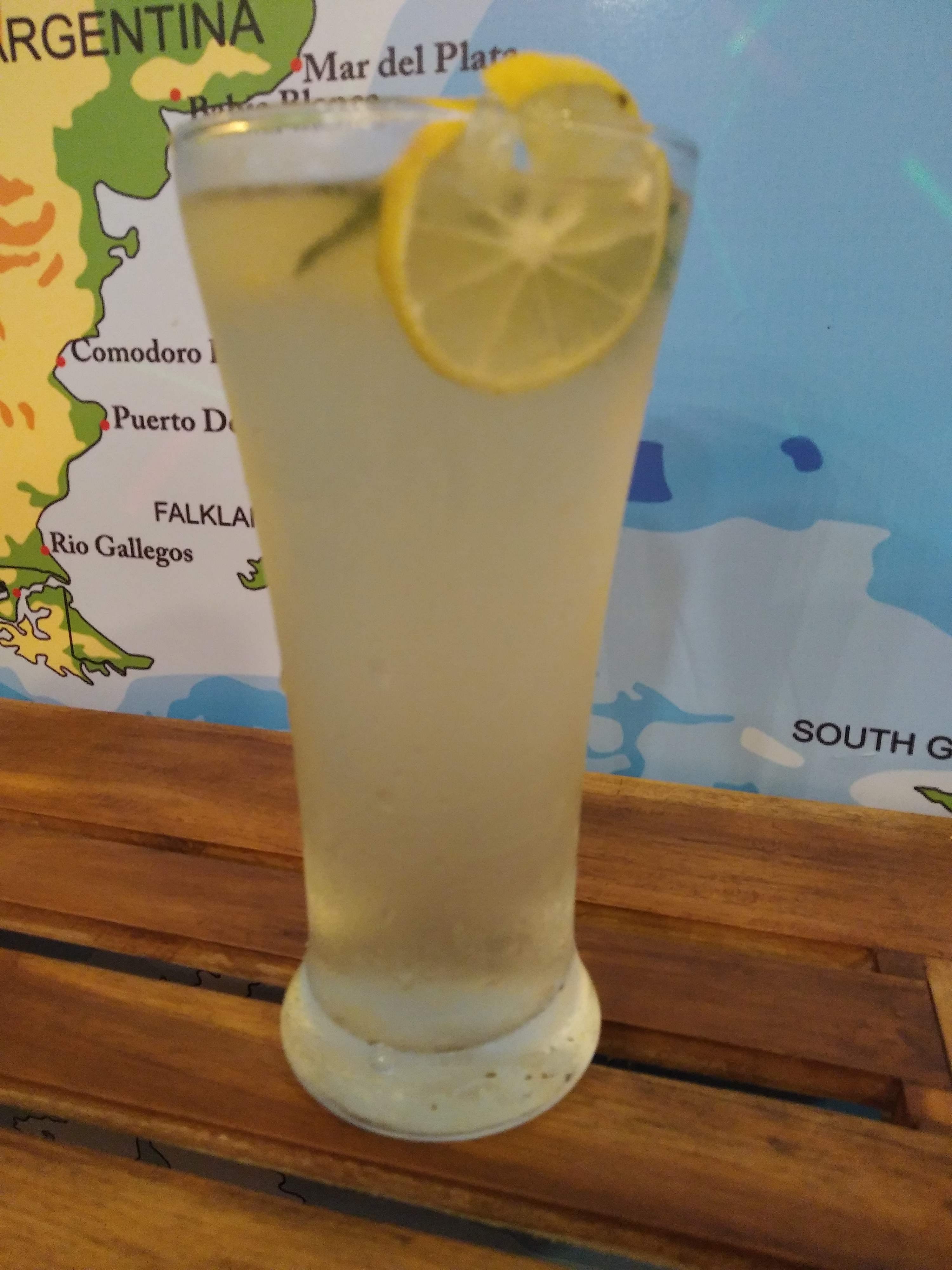 Drink,Lemonsoda,Lemonade,Limonana,Lemon juice,Lemon-lime,Juice,Lemon,Cocktail garnish,Food