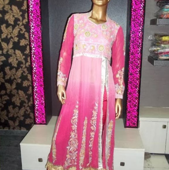 Clothing,Pink,Sari,Formal wear,Magenta,Dress,Peach,Boutique,Fashion design,Embroidery