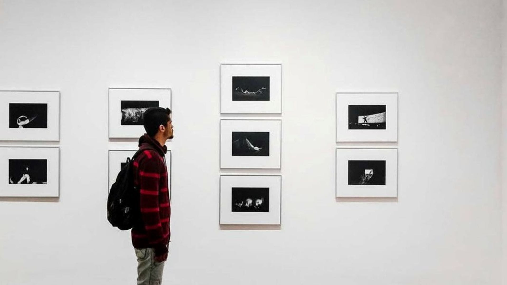 White,Standing,Wall,Art,Exhibition,Art exhibition,Visual arts,Tourist attraction,Room,Art gallery