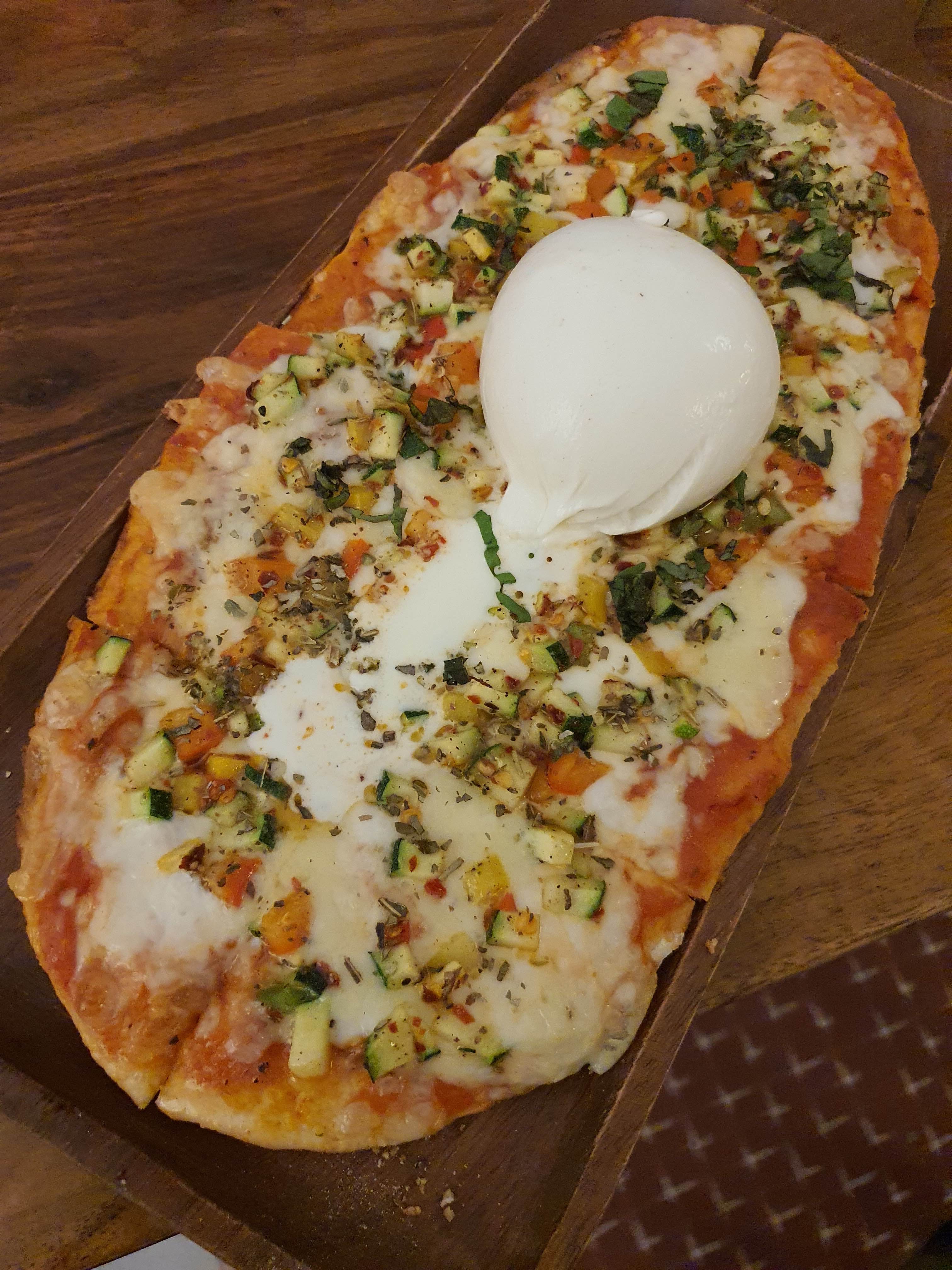 Pizza con burrata e ciliegino - Picture of Urban Lycios, Legnano -  Tripadvisor