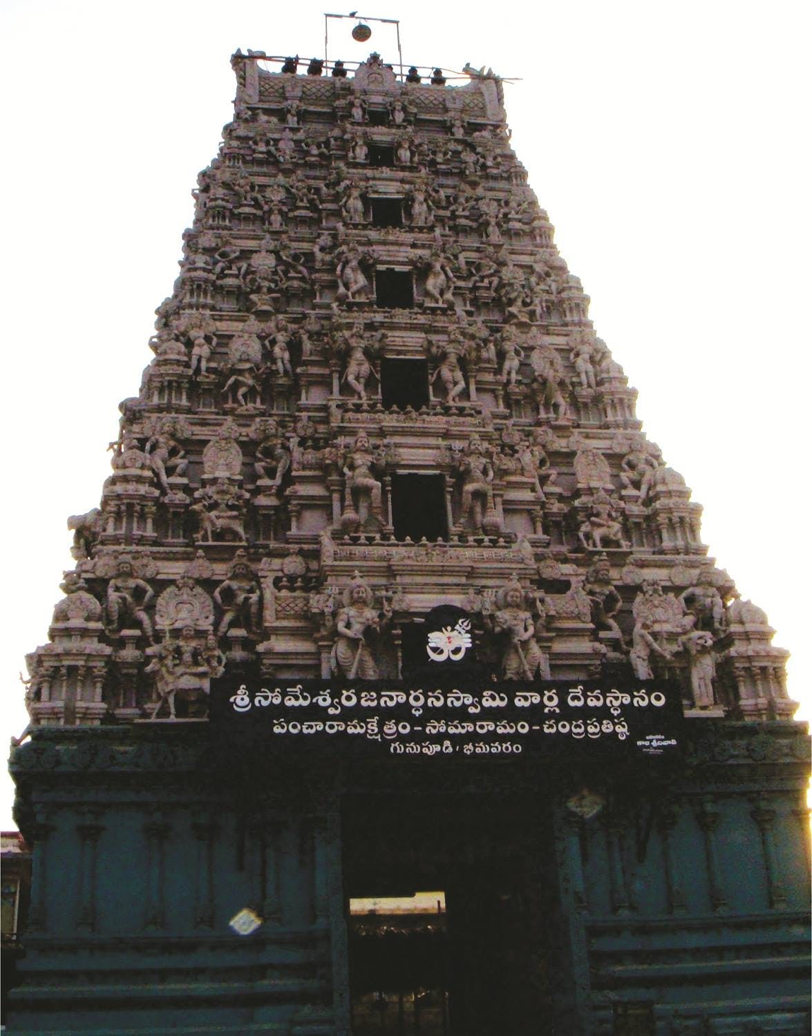 Hindu temple,Landmark,Place of worship,Temple,Building,Historic site,Architecture,Temple,Facade,Medieval architecture