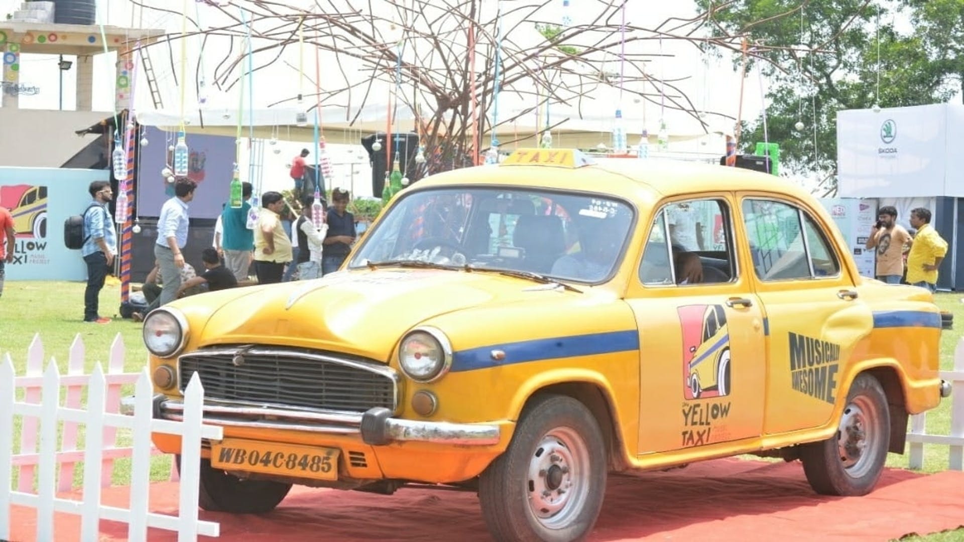 Land vehicle,Vehicle,Car,Hindustan ambassador,Regularity rally,Classic car,Taxi,Compact car,Sedan,Coupé