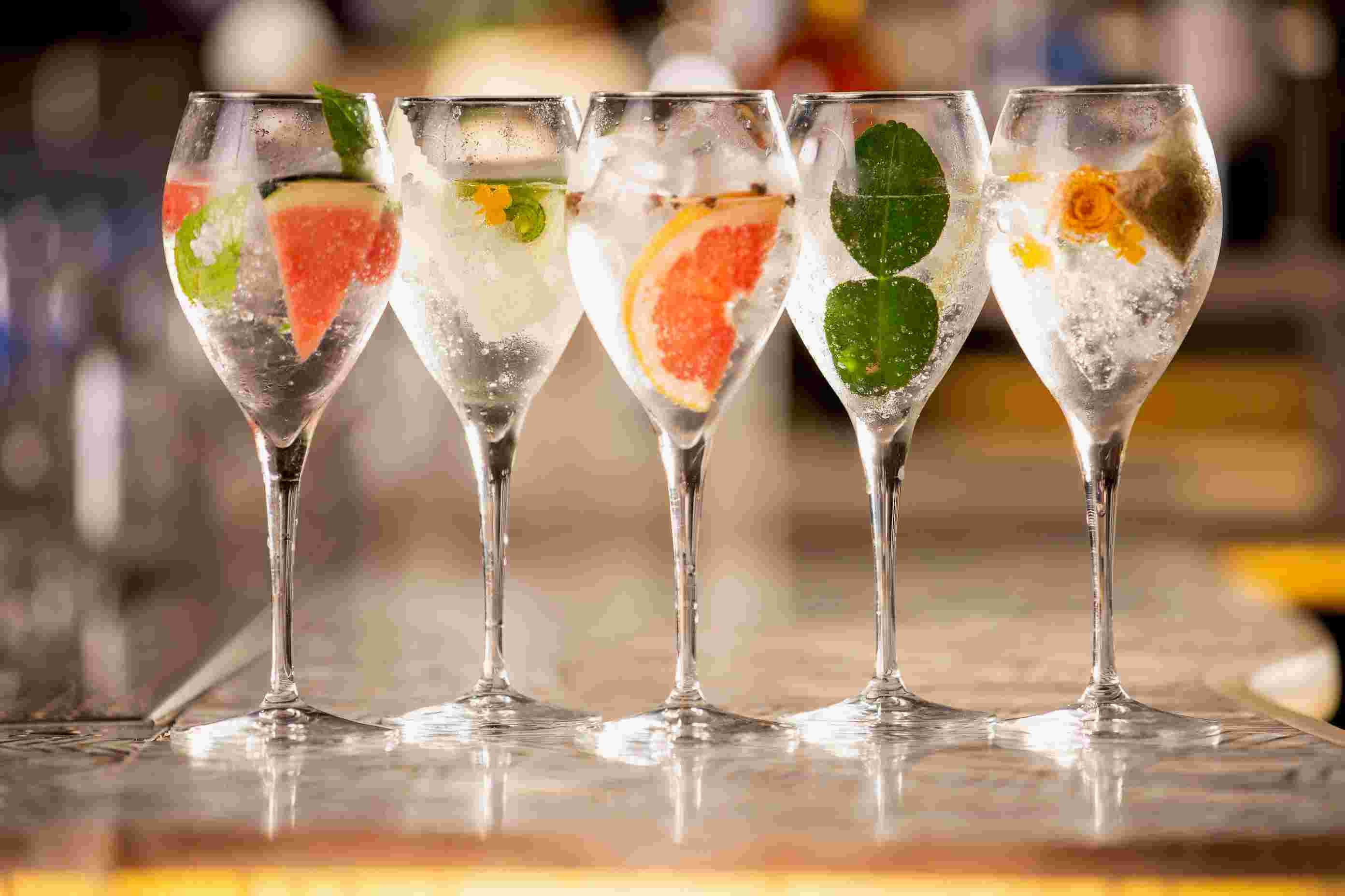 Drink,Champagne cocktail,Alcoholic beverage,Champagne stemware,Stemware,Cocktail,Non-alcoholic beverage,Wine glass,Cocktail garnish,Martini glass