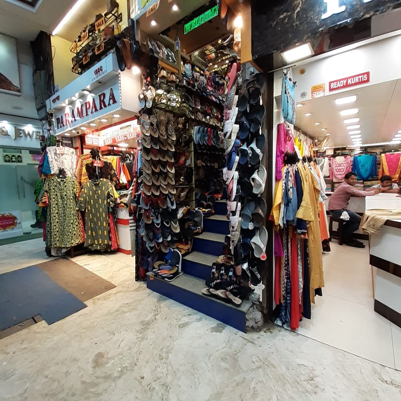 Outlet store,Retail,Boutique,Building,Shopping mall,Footwear,Marketplace,Bazaar,Shopping,Shoe