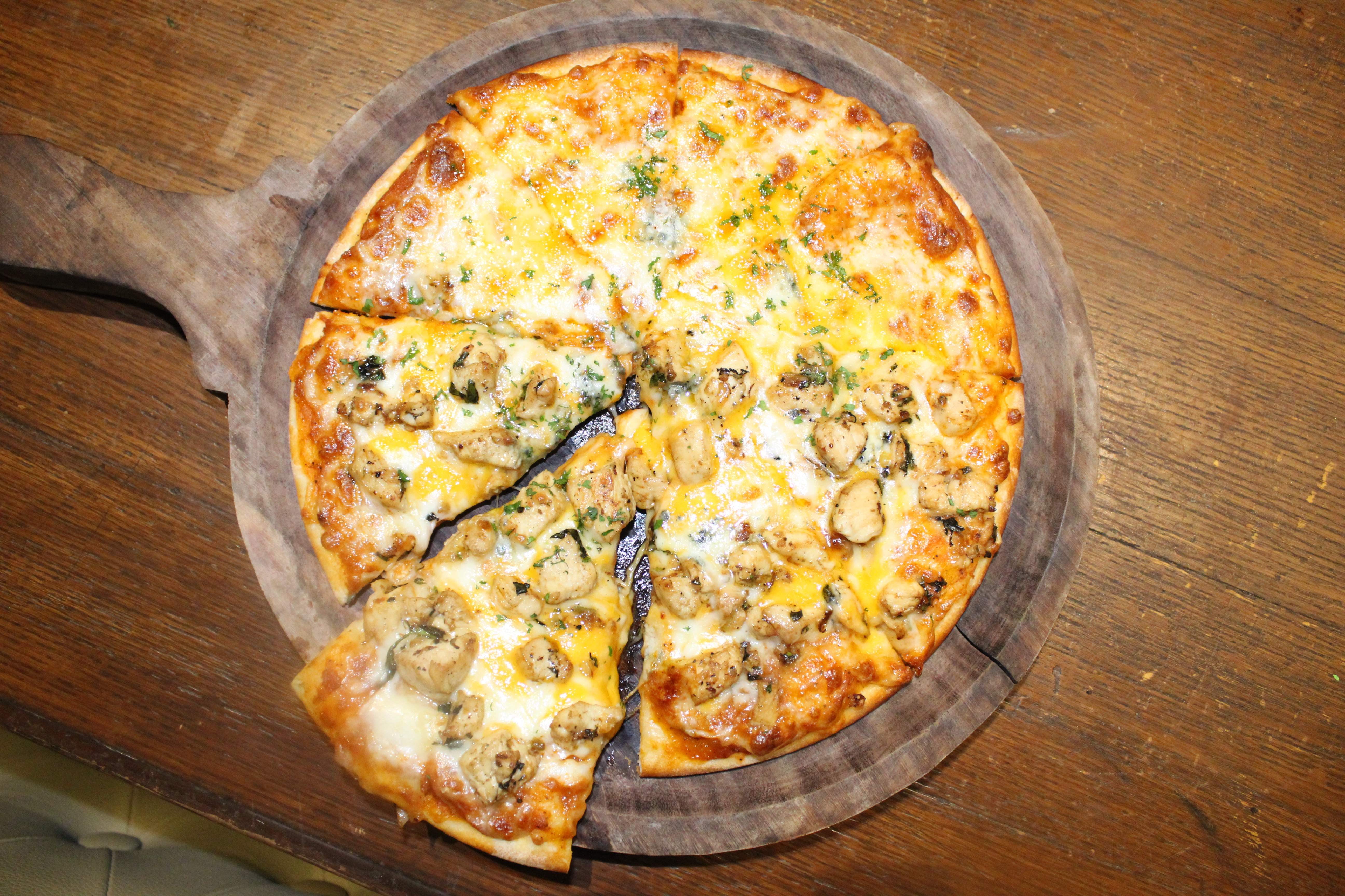 Dish,Food,Cuisine,Pizza cheese,Pizza,Ingredient,Zwiebelkuchen,Quiche,California-style pizza,Tarte flambée