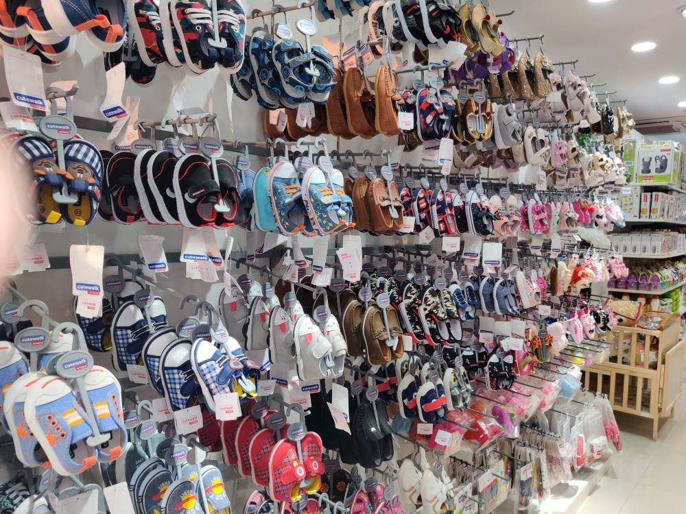 Outlet store,Footwear,Shopping,Retail,Building,Collection,Boutique,Bazaar,Helmet,Souvenir
