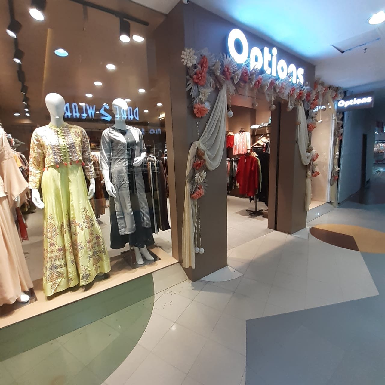 Boutique,Outlet store,Shopping mall,Fashion,Retail,Building,Display window,Dress,Shopping,Interior design