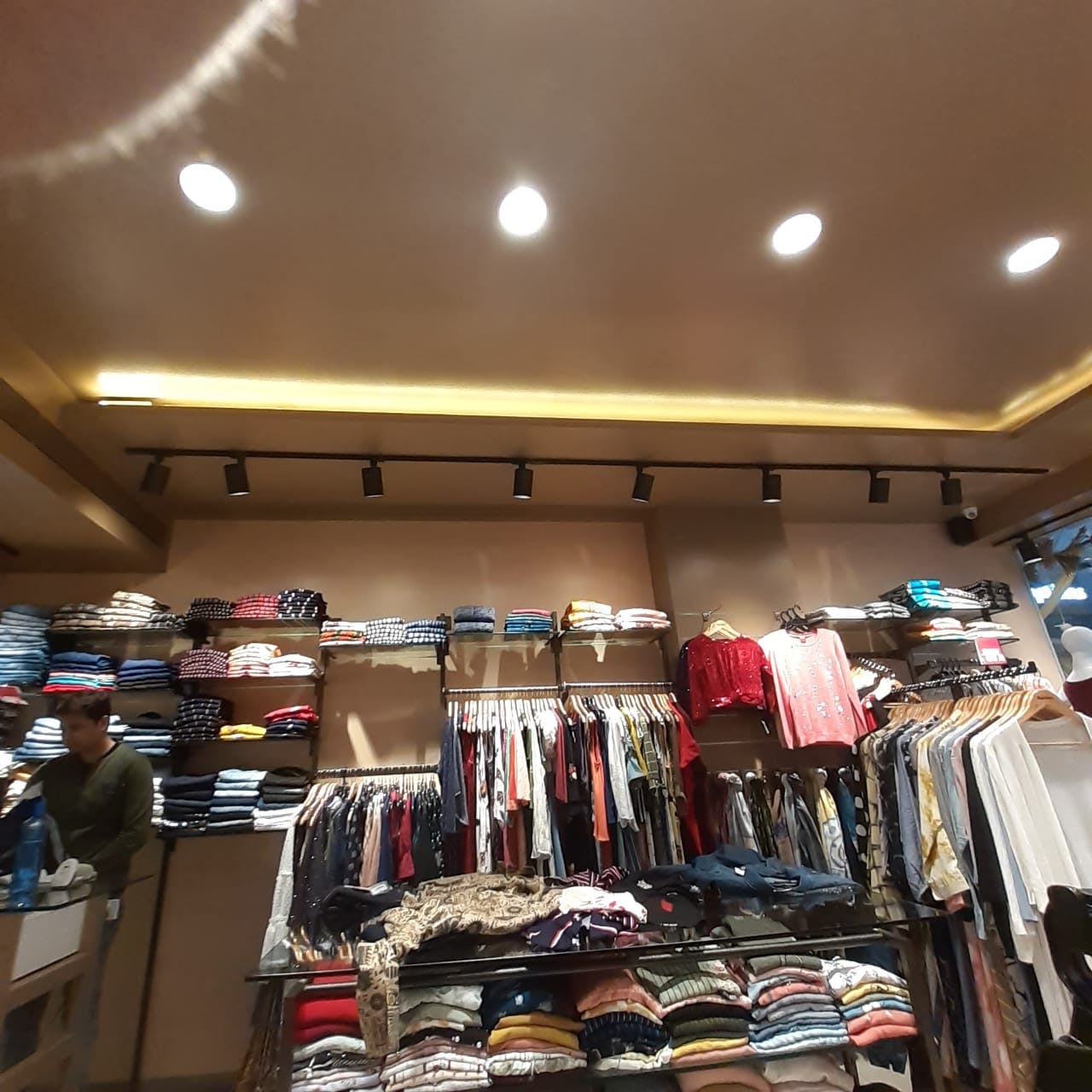 Outlet store,Retail,Building,Boutique,Room,Ceiling,Footwear,Shopping,Shopping mall,Shoe