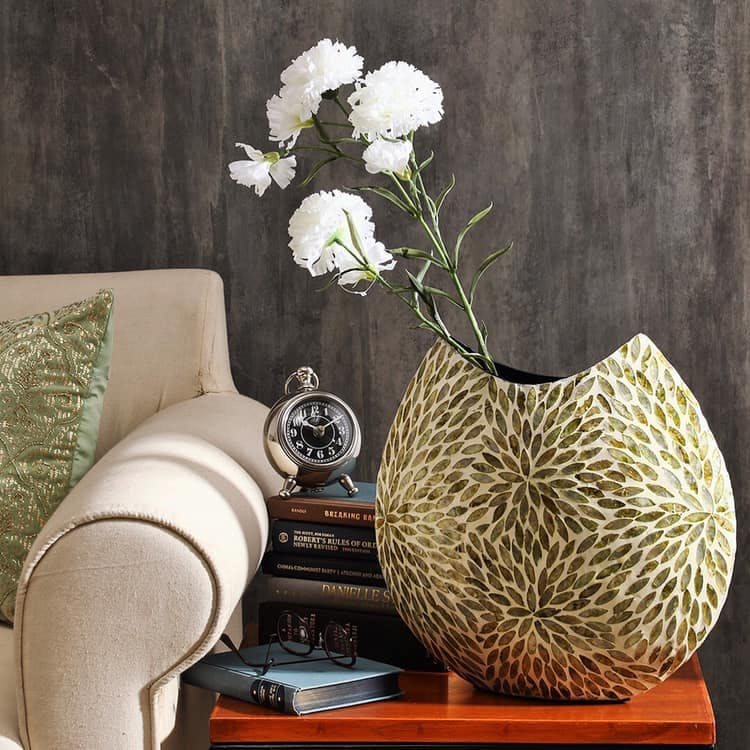 Flowerpot,Still life photography,Vase,Still life,Living room,Room,Interior design,Plant,Furniture,Flower