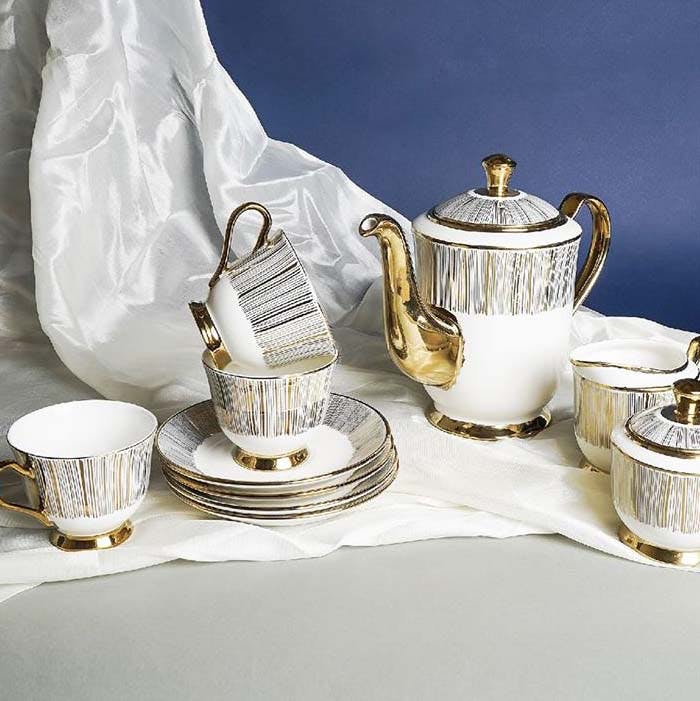 Teapot,Porcelain,Tableware,Kettle,Tea set,Dishware,Serveware,Jug,Household silver,Cup