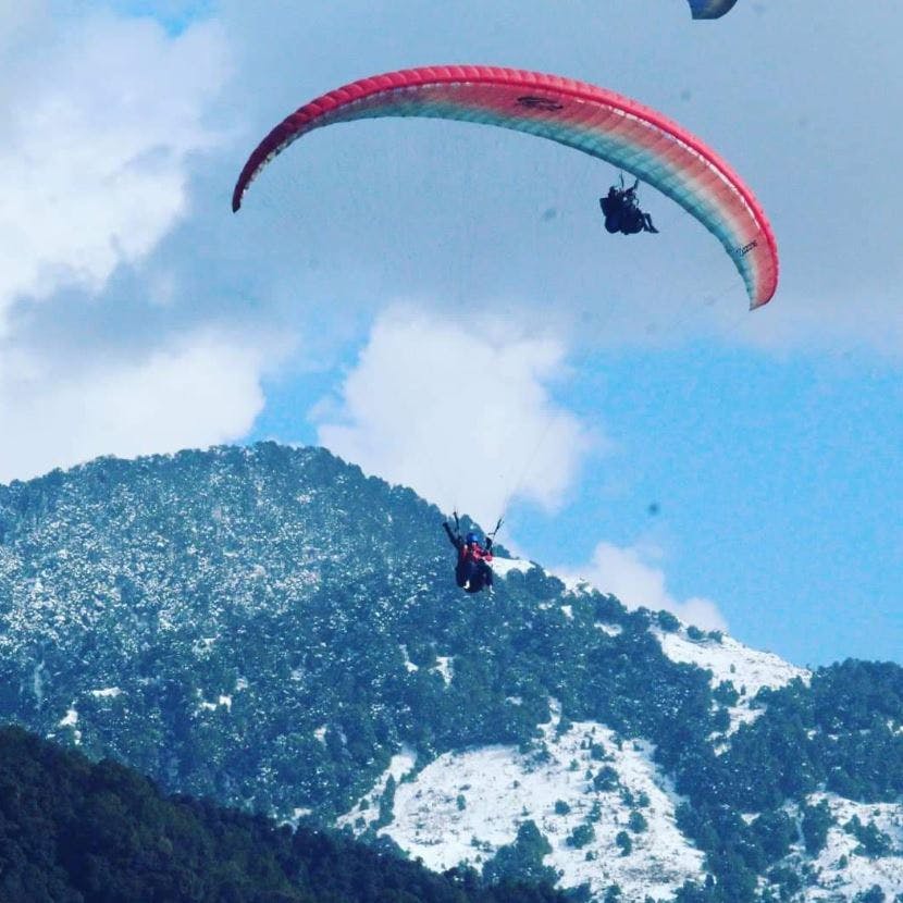 Paragliding,Air sports,Windsports,Parachuting,Parachute,Mountain range,Extreme sport,Sky,Hill station,Sports
