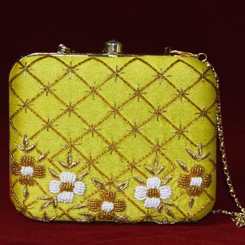 Handbag,Yellow,Coin purse,Bag,Fashion accessory,Brown,Pattern,Metal