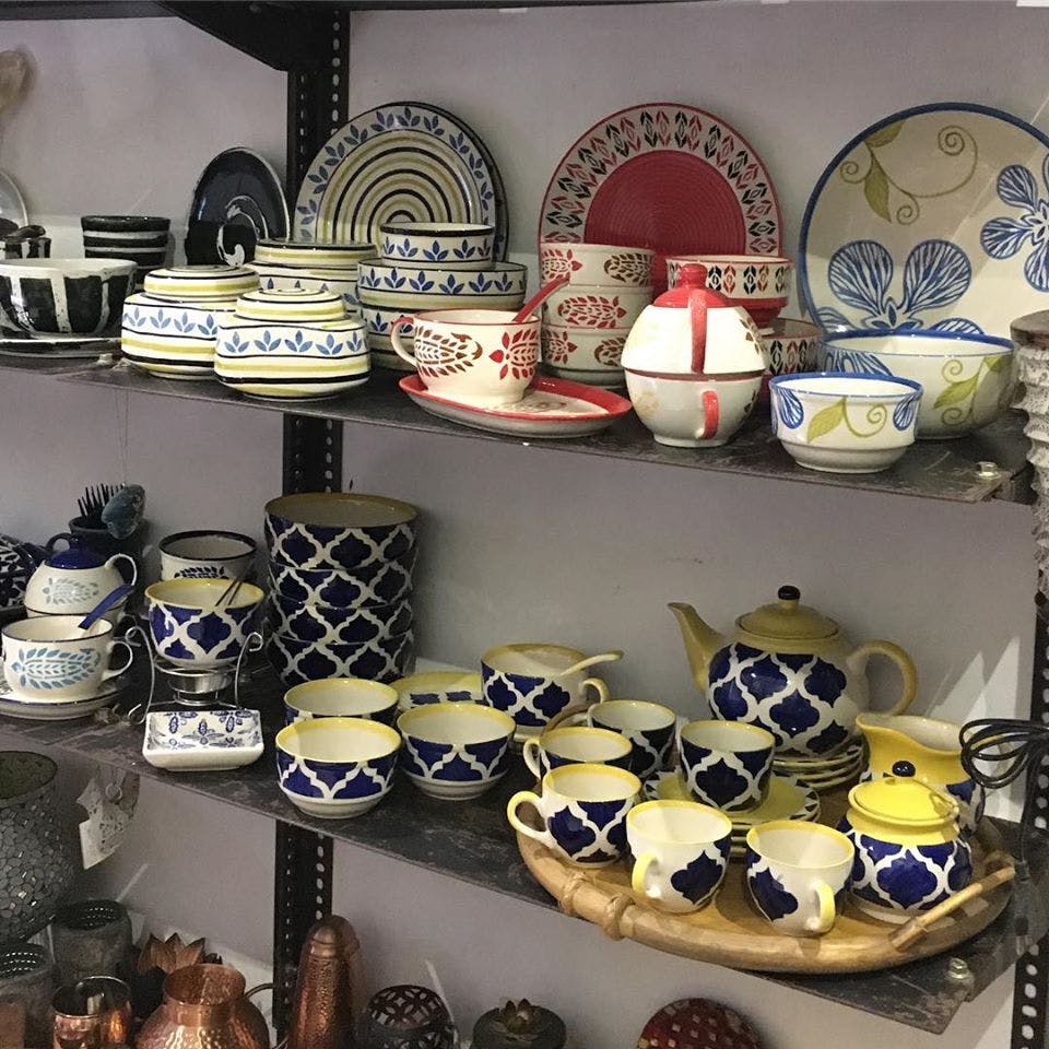 Porcelain,Ceramic,Collection,Blue and white porcelain,Shelf,Tableware,Souvenir,Pottery,Serveware,Dishware