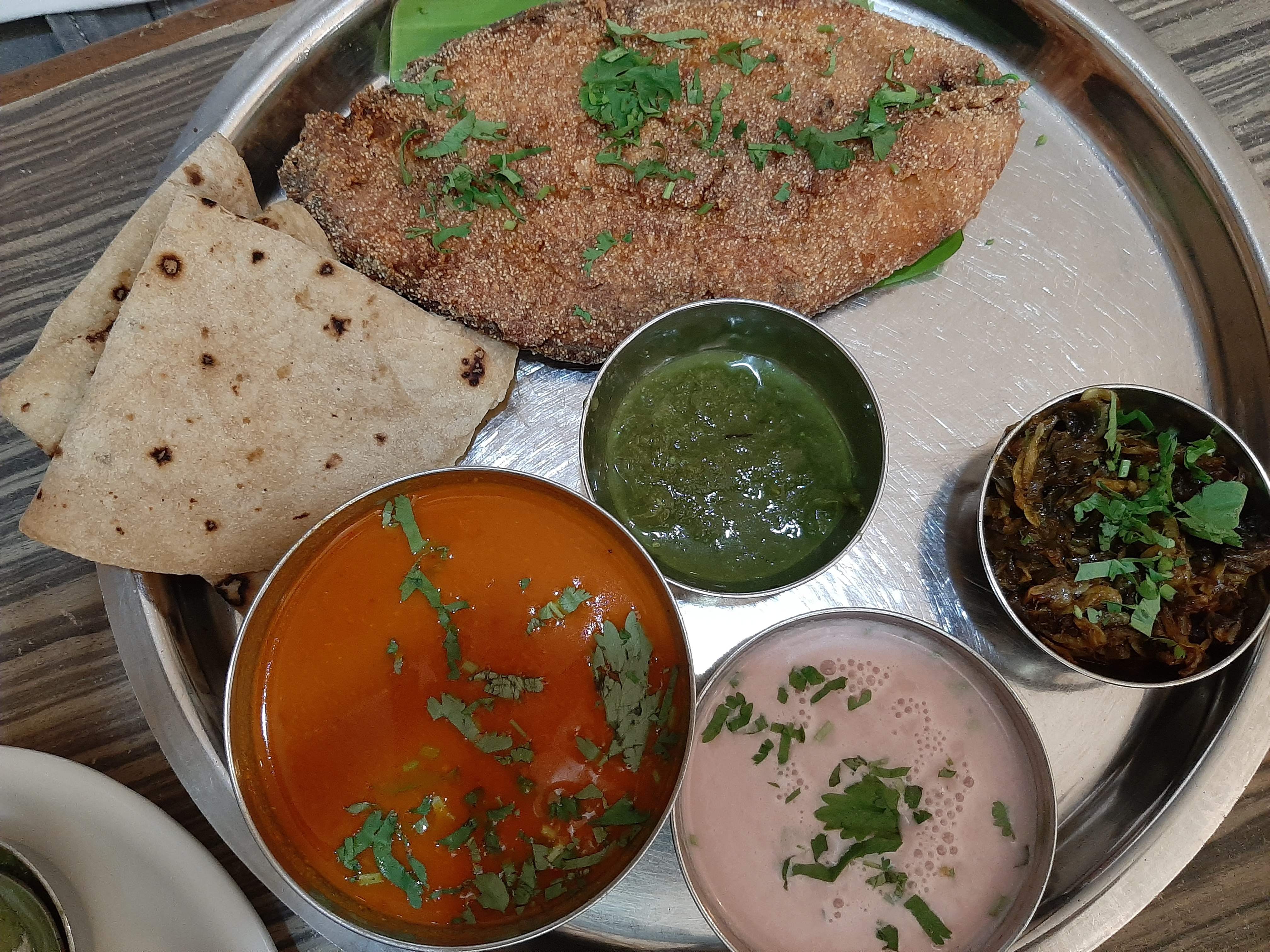 Dish,Cuisine,Food,Ingredient,Paratha,Roti,Indian cuisine,Bhakri,Punjabi cuisine,Sindhi cuisine