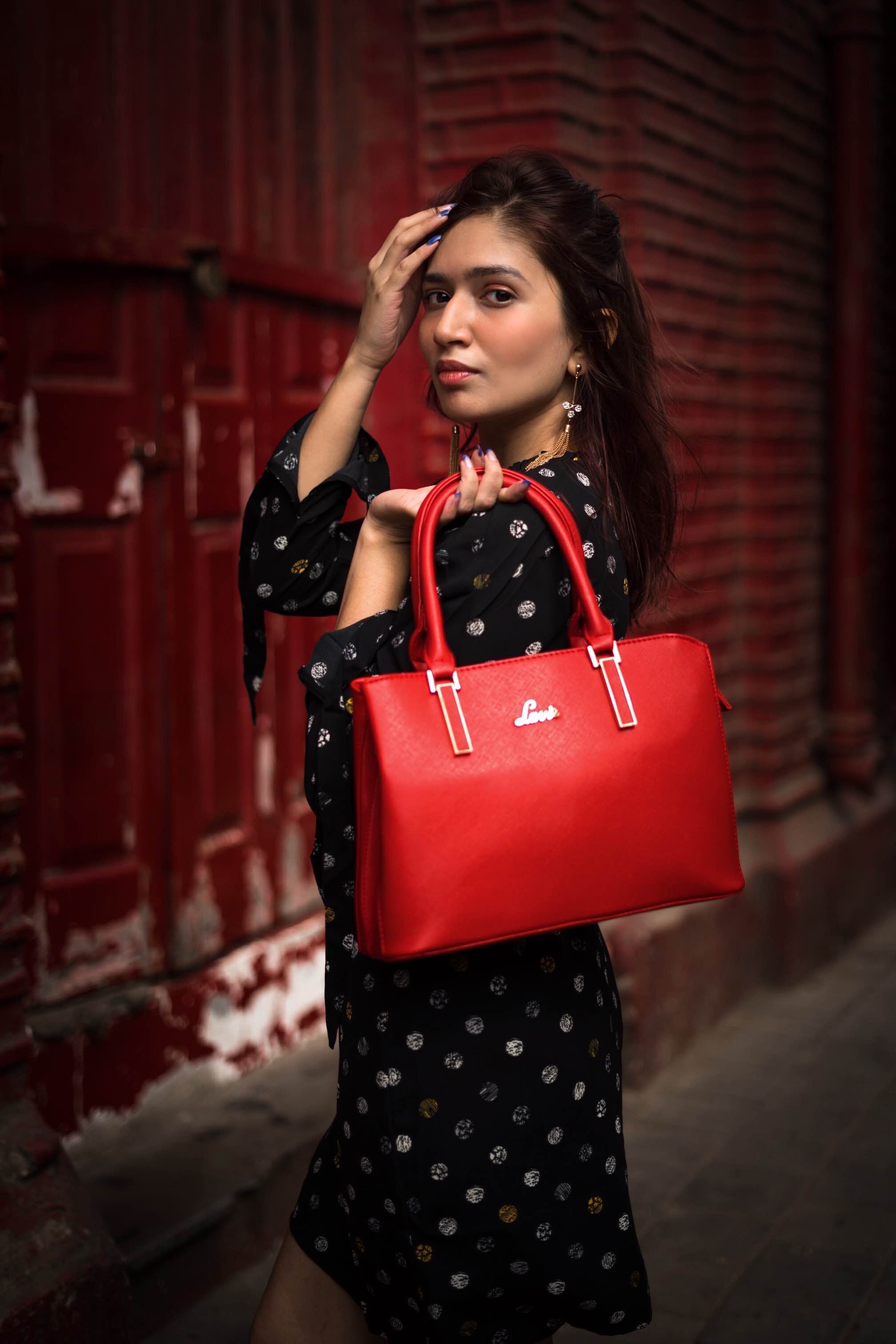 Handbag,Bag,Red,Beauty,Fashion,Shoulder,Fashion accessory,Design,Pattern,Fashion model