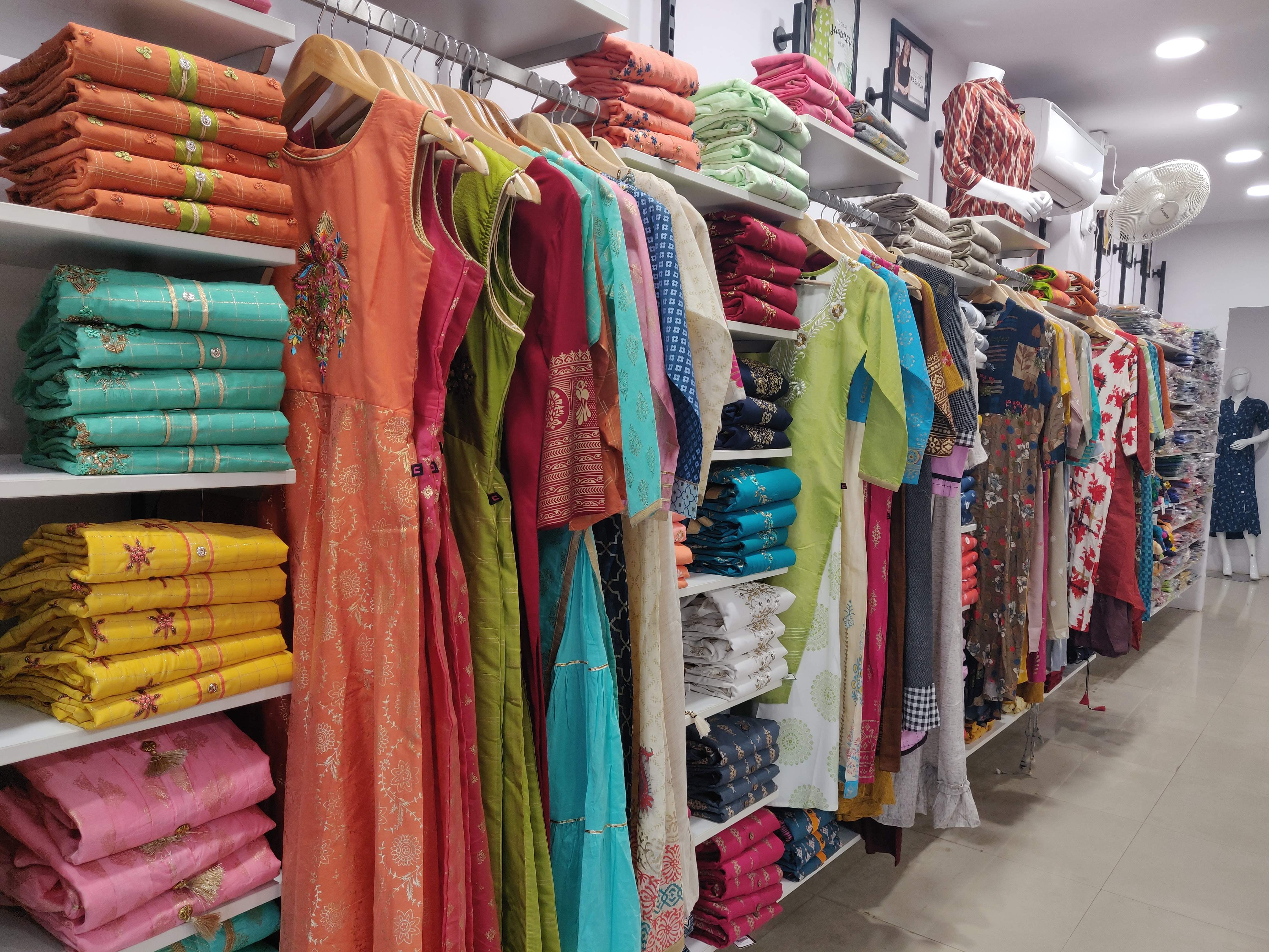 Textile,Outlet store,Selling,Bazaar,Room,Retail,Boutique,Building,Marketplace,Clothes hanger