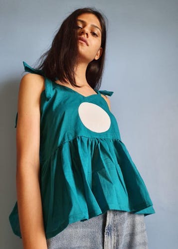 Clothing,Shoulder,Turquoise,Blue,Aqua,Green,Teal,Neck,Joint,T-shirt