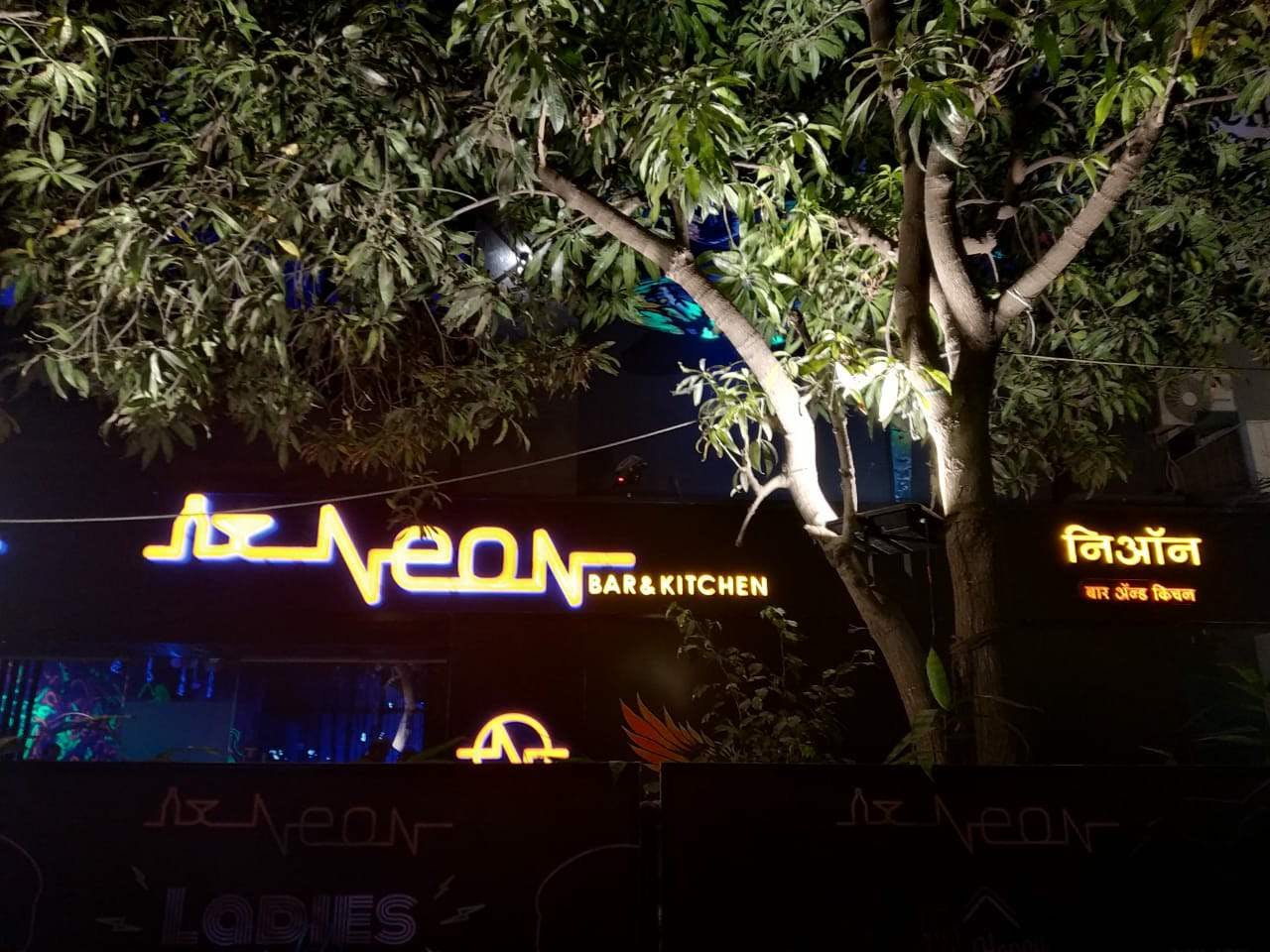 Neon Bar And Kitchen: Experience A Different Vibe