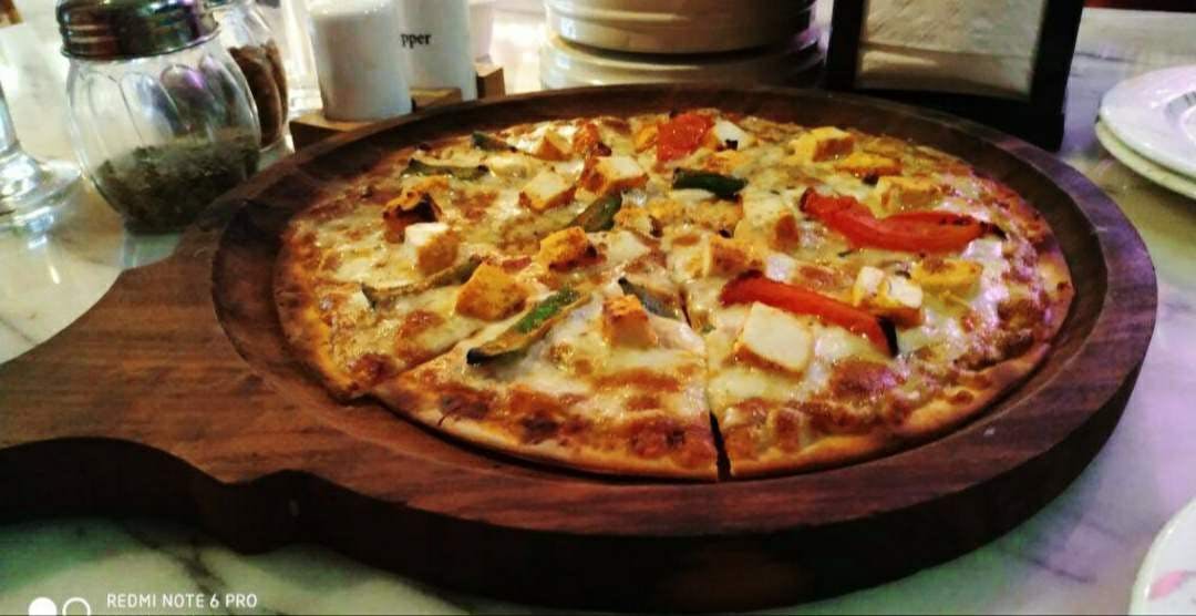 Dish,Pizza,Food,Cuisine,Pizza cheese,California-style pizza,Ingredient,Flatbread,Tarte flambée,Italian food