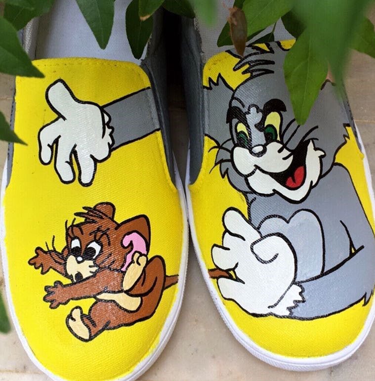 Cartoon,Yellow,Animated cartoon,Footwear,Fictional character,Shoe