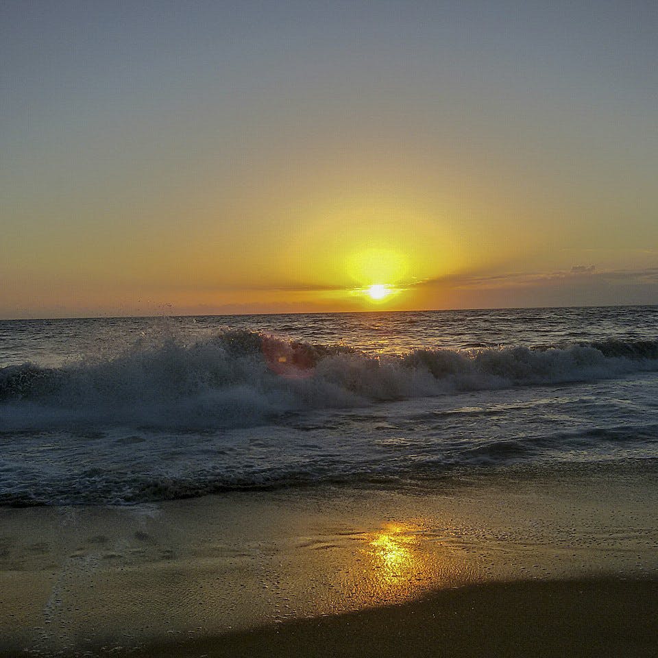 Horizon,Body of water,Sky,Sea,Wave,Ocean,Sunrise,Sunset,Shore,Wind wave