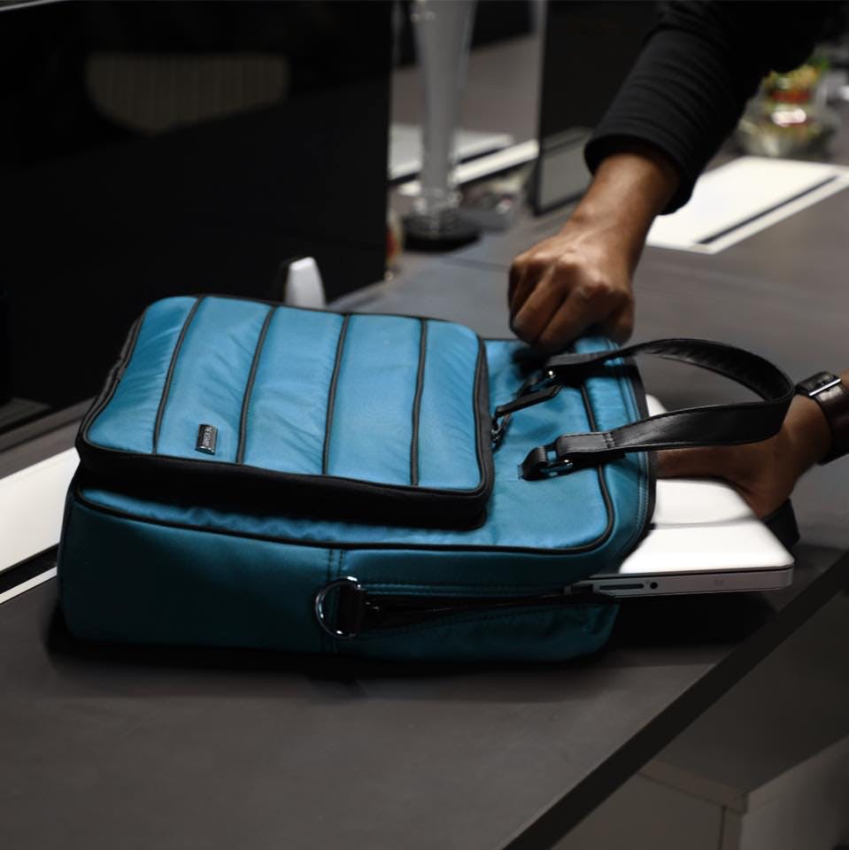 Bag,Baggage,Luggage and bags,Automotive design,Auto part,Hand,Hand luggage,Messenger bag,Gadget,Bumper
