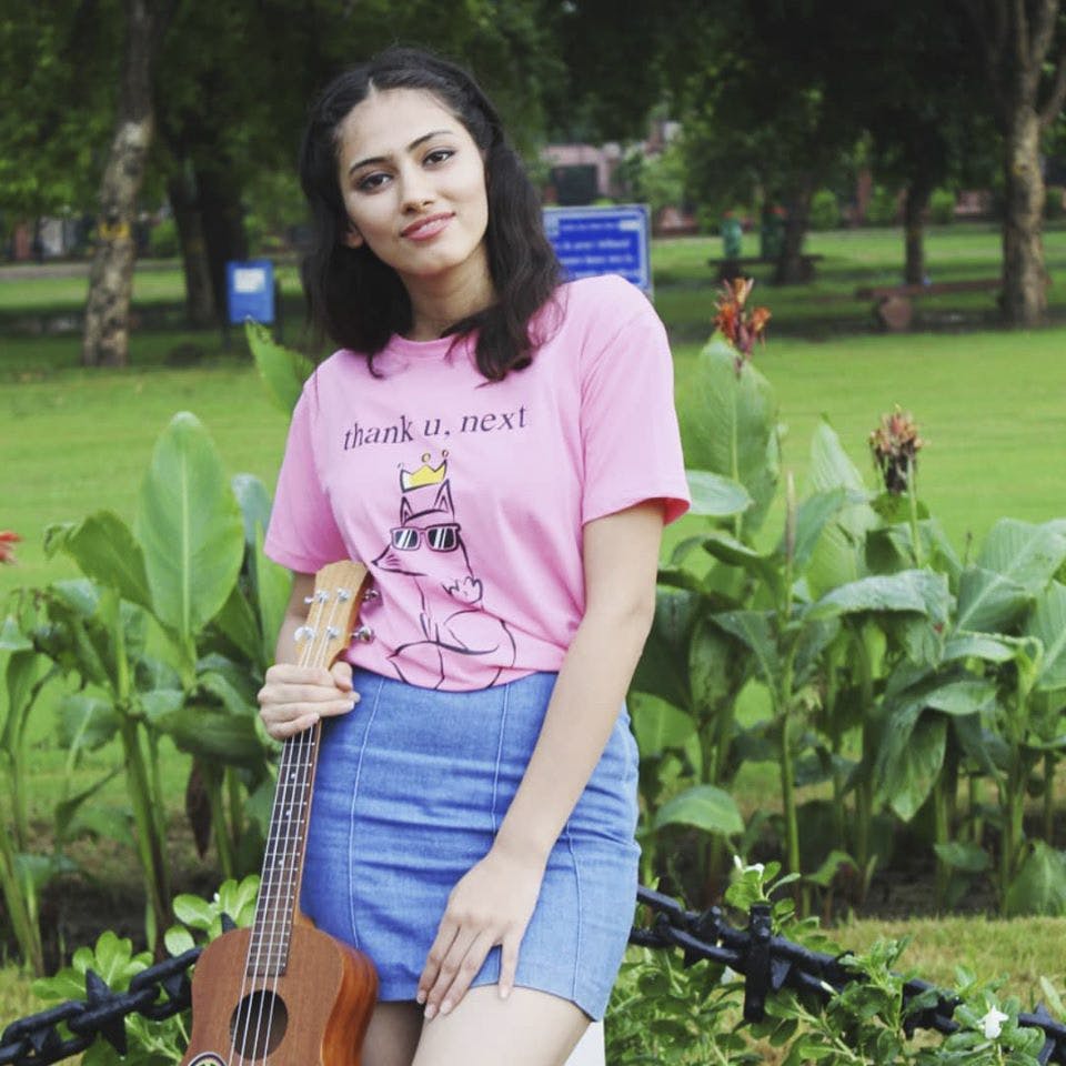 Clothing,Pink,T-shirt,Shorts,Fashion,Grass,Summer,Waist,Photography,Sleeve