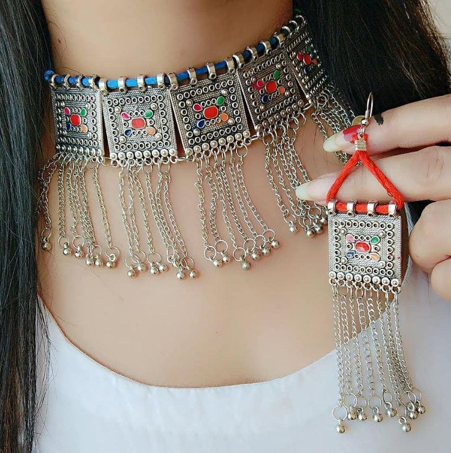 Jewellery,Neck,Necklace,Fashion accessory,Joint,Chain,Arm,Shoulder,Fashion,Hand