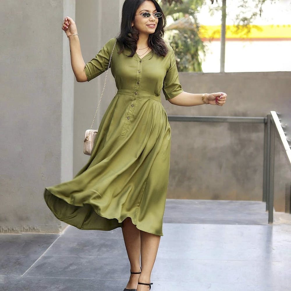 Fashion model,Clothing,Dress,Green,Yellow,Shoulder,Waist,Fashion,Formal wear,Footwear