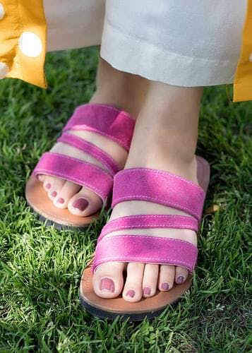 Toe,Leg,Footwear,Foot,Pink,Sandal,Grass,Human leg,Yellow,Ankle