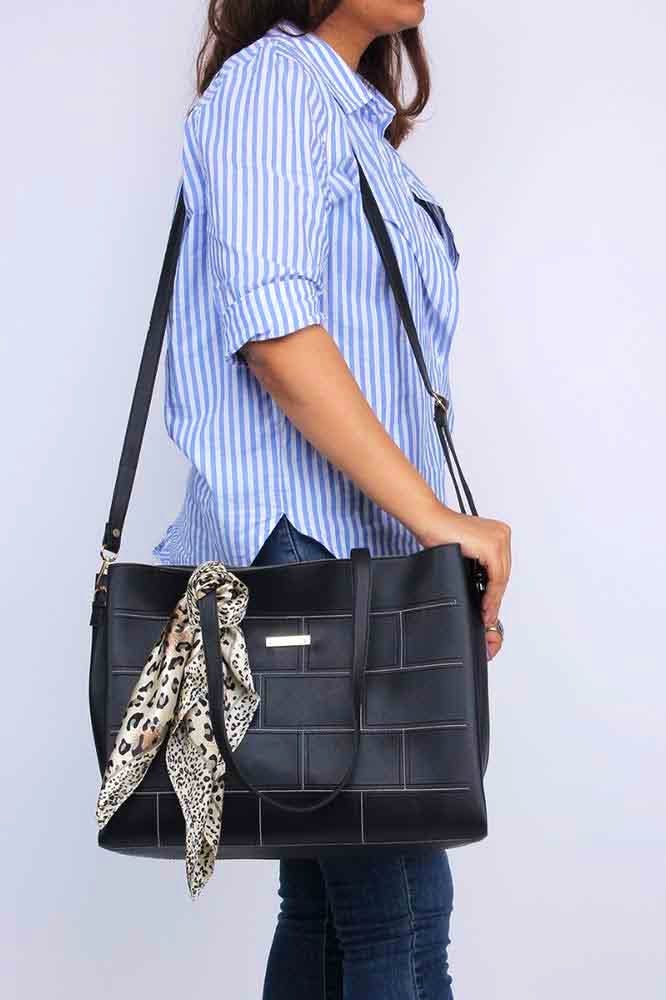 Bag,Shoulder,Clothing,Handbag,Joint,Fashion accessory,Satchel,Waist,Street fashion,Fashion
