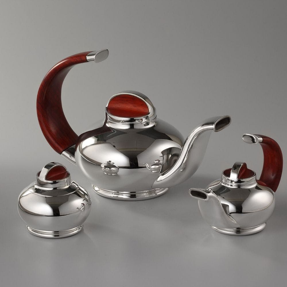 Teapot,Kettle,Tableware,Silver,Tea set,Still life photography,Stovetop kettle,Metal,Glass,Household silver