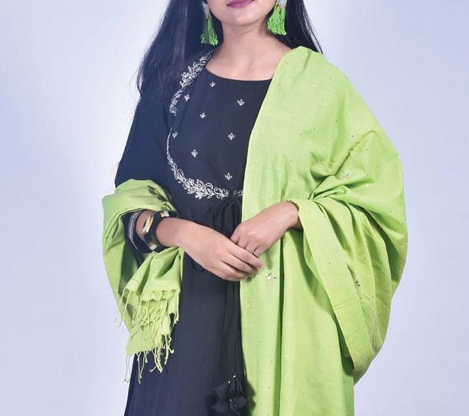 Clothing,Green,Outerwear,Stole,Shawl,Wrap,Formal wear,Abaya,Sari,Fashion accessory