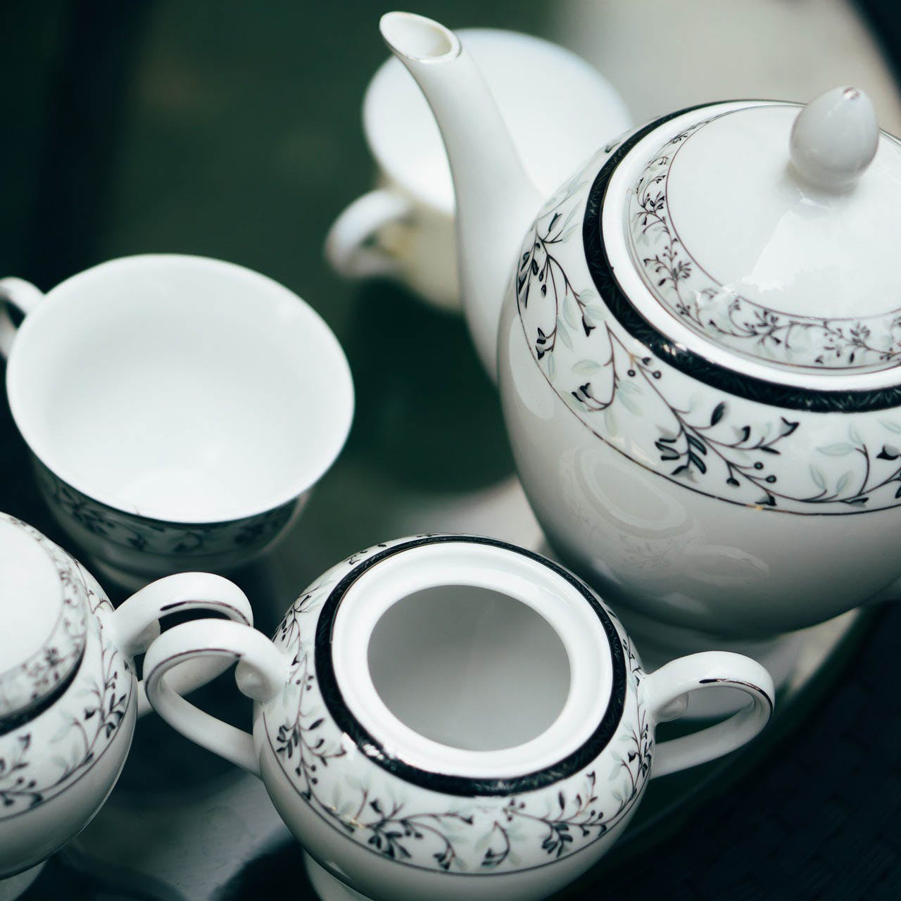 Teapot,Porcelain,Cup,Tableware,Coffee cup,Cup,Ceramic,Serveware,Dishware,Tea set
