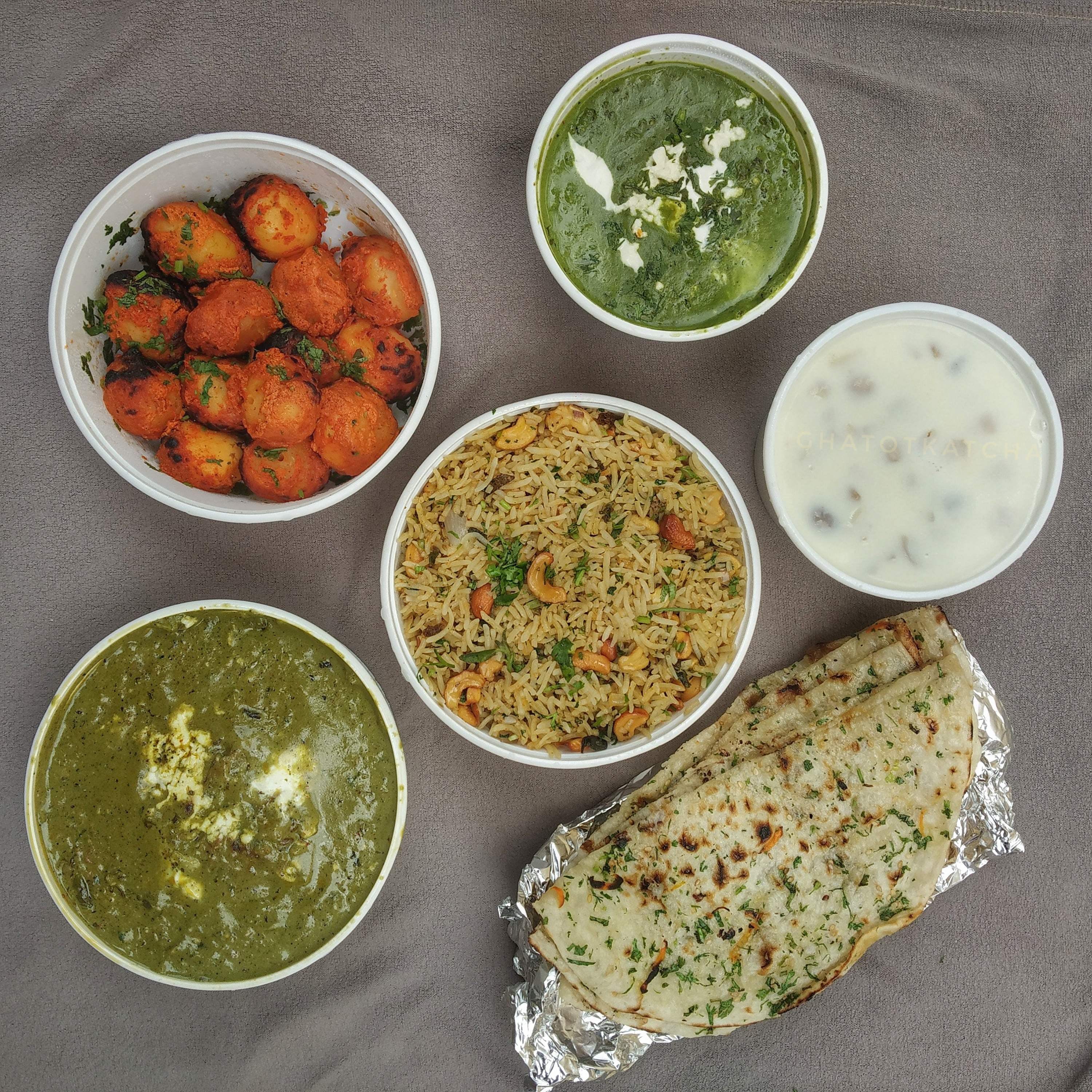 Cuisine,Food,Dish,Ingredient,Vegetarian food,Lunch,Meal,Indian cuisine,Flatbread,Sindhi cuisine