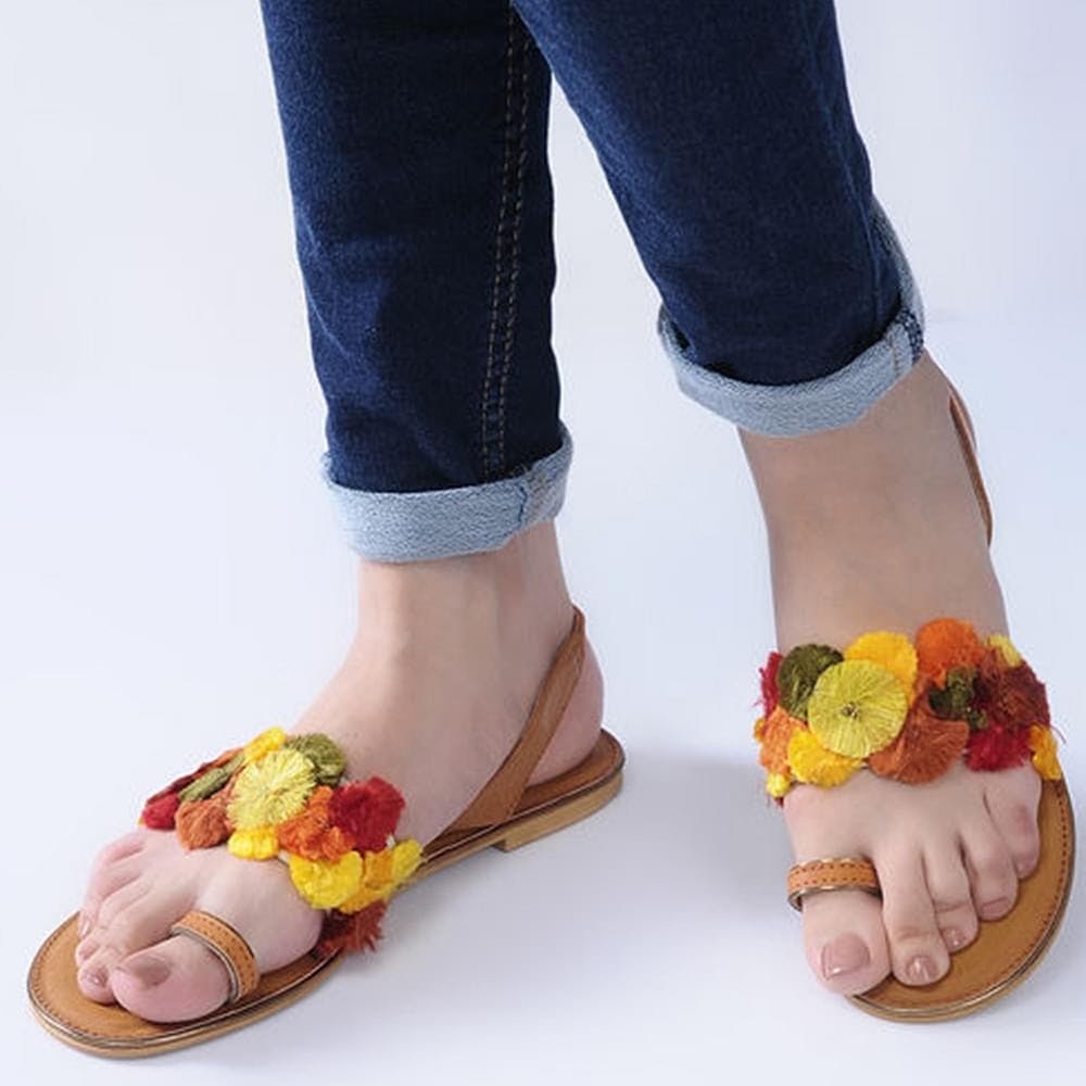 Footwear,Slipper,Sandal,Leg,Yellow,Foot,Shoe,Toe,Flip-flops,Ankle