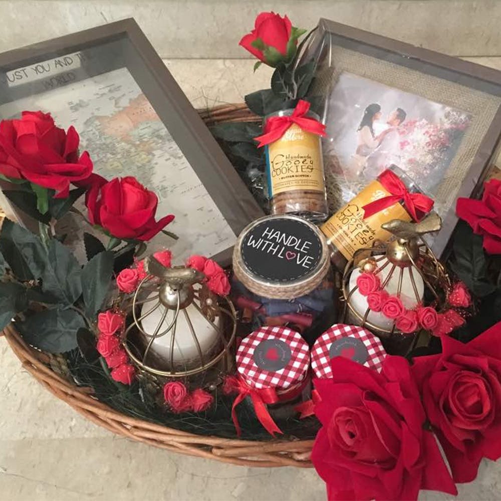 Present,Red,Hamper,Basket,Gift basket,Beauty,Flower,Rose,Cut flowers,Petal