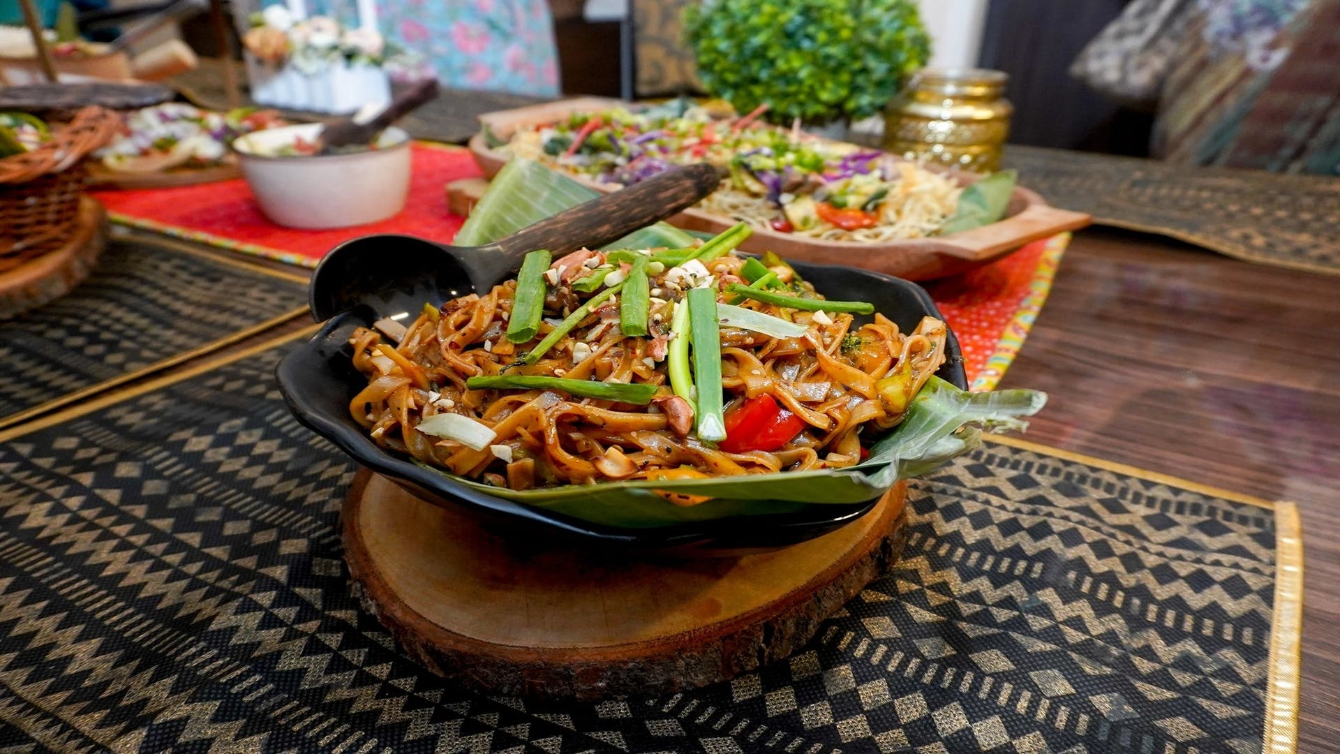 Dish,Food,Cuisine,Pad thai,Ingredient,Salad,Karedok,Produce,Meal,Vegetarian food