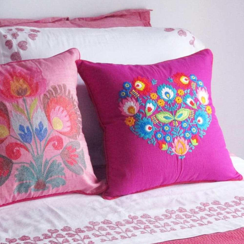 Cushion,Pillow,Throw pillow,Furniture,Pink,Textile,Purple,Bedding,Magenta,Linens
