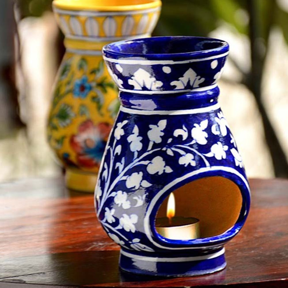 Porcelain,Ceramic,Blue and white porcelain,Cobalt blue,Vase,Pottery,earthenware,Serveware,Artifact,Drinkware