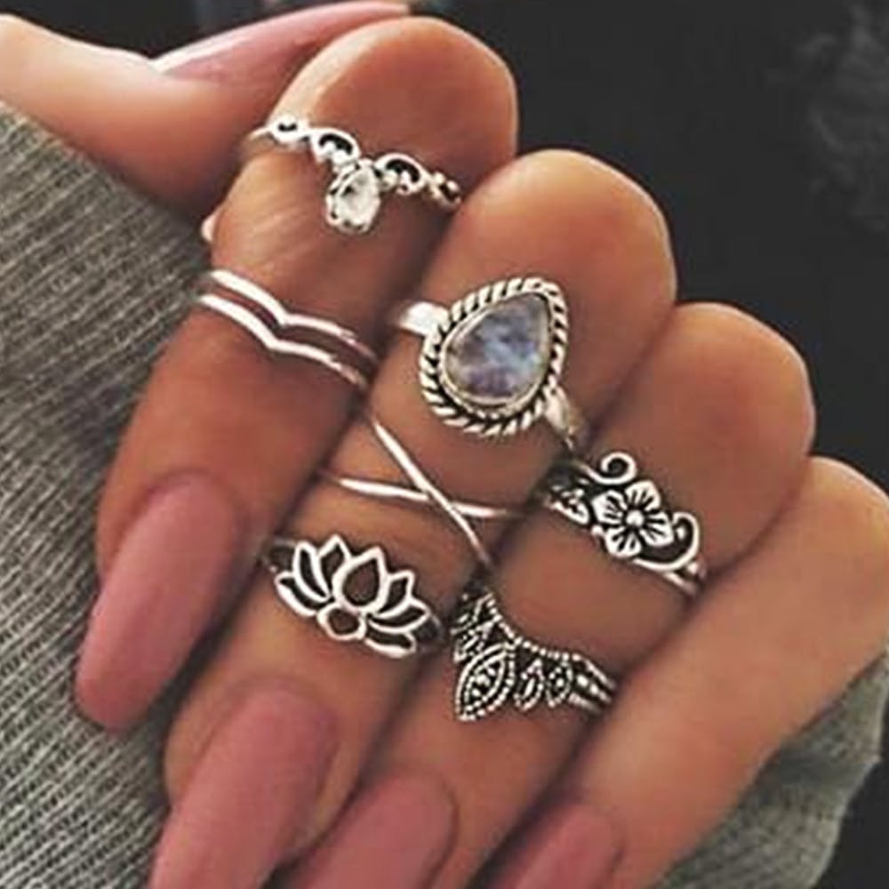 Finger,Jewellery,Ring,Body jewelry,Fashion accessory,Hand,Silver,Nail,Engagement ring,Silver