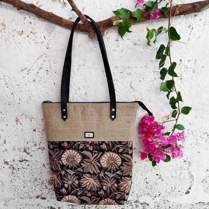 Bag,Handbag,Shoulder bag,Pink,Fashion accessory,Brown,Leather,Tote bag,Material property,Floral design