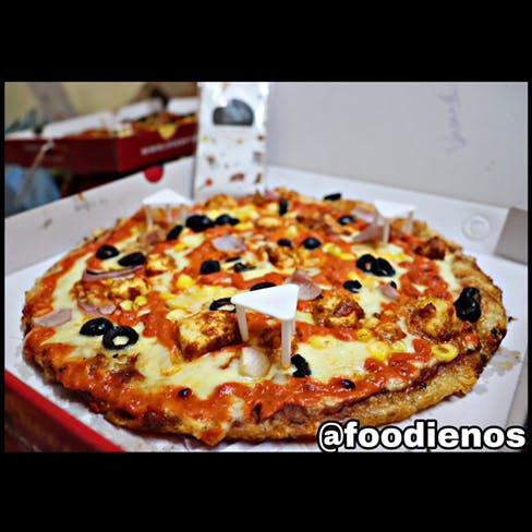 Dish,Pizza,Food,Cuisine,Pizza cheese,Ingredient,California-style pizza,Tarte flambée,Italian food,Sicilian pizza