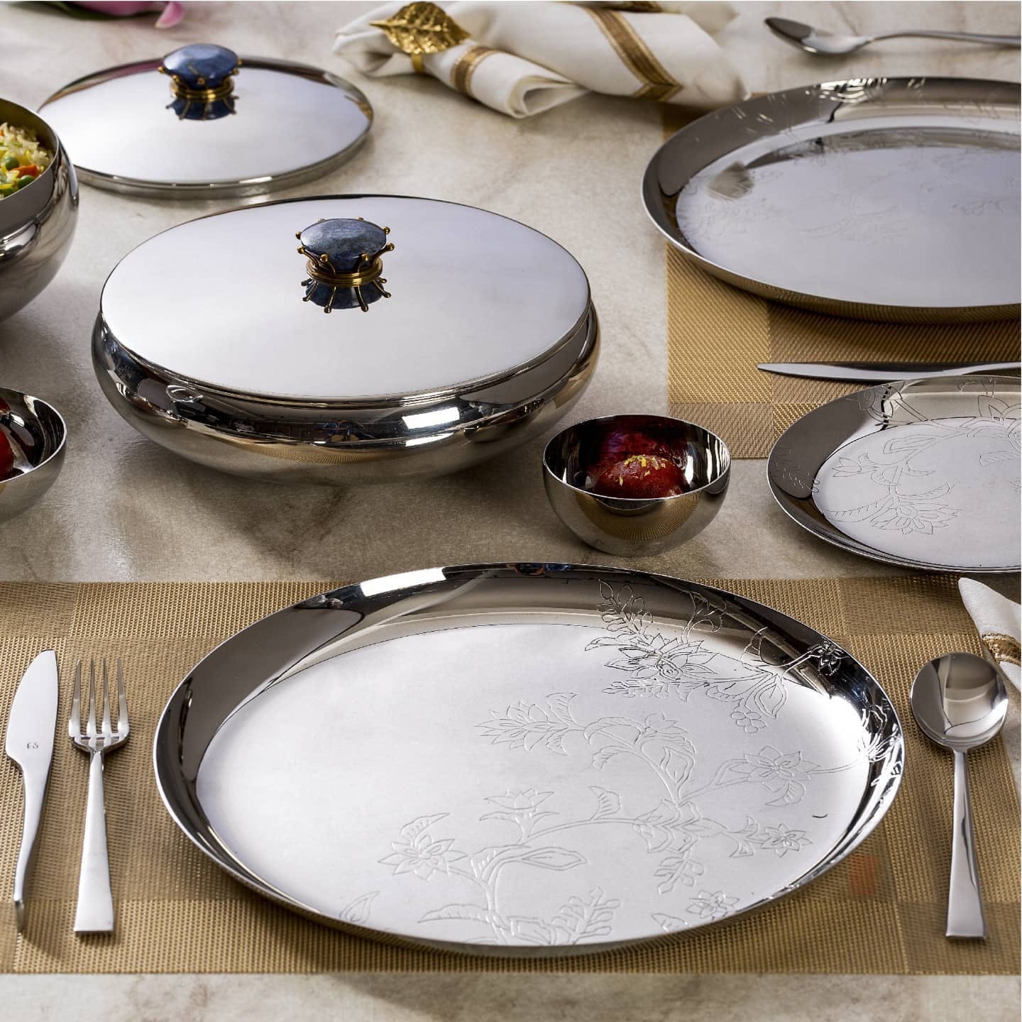 Dishware,Product,Porcelain,Tableware,Plate,Dinnerware set,Household silver,Serveware,Table,Platter