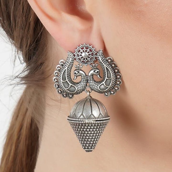 Ear,Jewellery,Neck,Fashion accessory,Body jewelry,Shoulder,Chain,Organ,Arm,Joint